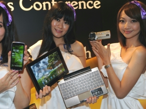 Modelos expe as novidades do primeiro dia da Computex, em Taiwan. A feira acontece at sbado.